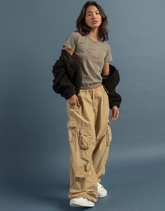 Bdg Urban Outfitters Maxi Pocket Tech Pants. Big And Baggy Tech Pants. Complete With Multi-Pockets Throughout In A Utility Style. Features An Elasticated Waist With Adjustable Toggles At Each Side, Side Pockets And Adjustable Elastic Ankle Cuffs. Zip Fly And Button Closure. Low Rise. Acid Wash. Approx. Inseam: 32''. 100% Cotton. Machine Wash. Imported. Model Is Wearing A Size Small. Model Measurements:height: 5'6" Bust: 32"waist: 26"hips: 35" Pacific Northwest Clothing Style, Gender Neutral Style Women, Cool Baggy Pants, Casual Cargo Pants Outfit Women, Wide Cargo Pants Outfit, Bushwick Fashion, Baggy Pants Small Top, Tomboy Fashion Girly, Streetwear Fashion Japan