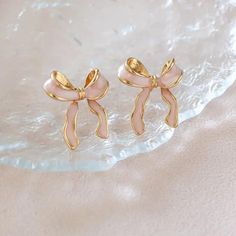 These adorable bow stud earrings are the perfect accessory for adding a touch of elegance and femininity to any outfit. Crafted from durable alloy with stainless steel ear needles, these earrings are designed for both style and comfort. The delicate bow shape with an enamel finish and gold-toned details adds a chic, whimsical touch to your jewelry collection. Whether you're dressing up for a special occasion or adding a cute accent to your everyday look, these lightweight earrings are a versatil Preppy Jewelry, Preppy Christmas, Knot Stud Earrings, Knot Studs, Jewelry Accessories Ideas, Bow Jewelry, Jewelry Lookbook, Pink Enamel, Bow Earrings