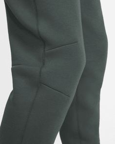 These comfy joggers bring back the signature slim fit you know for a tailored look. Our premium, smooth-on-both-sides fleece feels warmer and softer than ever, while keeping the same lightweight build you love. Tall ribbed cuffs pair with a zippered pocket on the right leg for secure storage and that signature Tech Fleece DNA. Pair them with the Tech Fleece hoodie for a uniform finish. Shown: Vintage Green/Black Style: FB8002-338 Nike Sportswear Tech Fleece, Tech Fleece Hoodie, Tech Fleece, Mens Joggers, Black Style, Bring Back, Nike Sportswear, Fleece Hoodie, Black Fashion