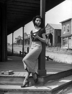 Debra Paget, Look Retro, Actrices Hollywood, Foto Art, Vintage Inspiration, 1940s Fashion, White Skirt, Life Magazine, Vintage Photographs