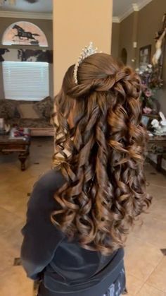 Hairstyles With Crown, Quince Hairstyles With Crown, Quinceanera Hairstyles, Quince Hairstyles, Princess Hairstyles, Crown Hairstyles, Homecoming Hairstyles, Curled Hairstyles