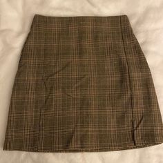 Super Cute Never Worn John Galt (Brandy Melville) Skirt. One Size Dark 80s Fashion, Thrift Bundle, Thrift List, 80s Inspired Outfits, Dark Neutrals, Fall Bottoms, Brandy Melville Skirt, Brandy Melville Skirts, Casual Skirt Outfits