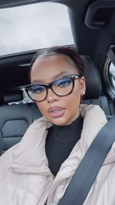 Eyeglasses Aesthetic, Mihlali Ndamase, Makeup With Glasses, Flawless Face Makeup, Glasses Frames Trendy, Glasses Inspiration, Chic Glasses