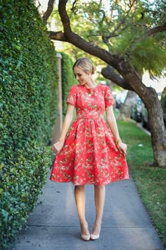 Blue Eyed finch: Textured Floral Coral Cottage, Peach Cottage, Oktoberfest Outfit, Midi Skater Dress, Wedding Guest Outfit Summer, Guest Outfit, Mode Inspiration, Wedding Guest Outfit, Look Fashion