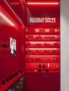 a red room with shelves and pictures on the wall in front of it that says editions de parlims federal malle