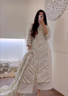 White Kurti Plazo Design, White Garara Dress Simple, White Pakistani Dress For Eid, White Suit Designs Party Wear, White Dress Ideas Pakistani, White Dresses For Eid, Pakistani Dress Design For Eid, White Desi Dress, White Dress Outfit Pakistani