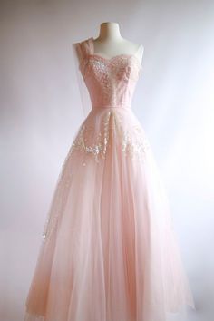 Beautiful Dresses of All Kinds, Luxury and Dazzling | Ruby Outfit | Luulla Illusion Dress Prom, 50s Prom Dresses, 파티 드레스, Look Retro, Lucille Ball, Vintage 1950s Dresses, Illusion Dress, Maxi Dress Prom, Beauty Dress