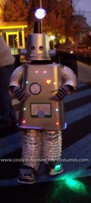 LED DIY Robot Costume complete with blinking lights! Easy & adorable. Robot Theme, Christmas Musical, Homemade Costumes, Led Diy