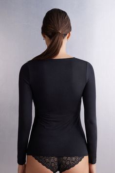 Long sleeve top in soft micro-modal with scoop neckline. Close fit.
The model is 5’ 9” (175 cm) tall and is wearing a size S.

This garment is made of a plant-based fabric derived from sustainable and renewable wood sources. Solid Stretch Tops With Smoothing Details, Solid Stretch Smoothing Top, Solid Color Smoothing Stretch Top, Seamless Long Sleeve Top With Minimal Stretch, Seamless Second-skin Long Sleeve Tops, Fitted Casual Tops With Smoothing Details, Solid Top With Smoothing Minimal Stretch, Seamless Second-skin Crew Neck Top, Soft Stretch Seamless Long Sleeve Tops