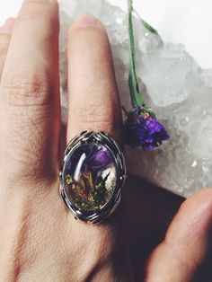 Beautiful ring, crafted piece by piece with a delicate baroque style, created by two Mexican artist Valeria Prieto and Hugo Akbal, blending luxury and nature. This ring is made of Mexican silver 925 decorated with handpicked natural flowers from Iowa lands, dried and preserved forever on resin on this beautiful ring. Green Queen Anne's lace flowers and Purple Statice Ring adjustable to fit any size. Luxury and nature on your hand. Thank you for visit my shop, follow all the updates on Instagram Delicate Flower-shaped Gemstone Rings, Delicate Birth Flower Jewelry Ring, Delicate Flower Shaped Gemstone Ring, Unique Silver Ring As A Gift For Her, Nature-inspired Birth Flower Ring, Nature-inspired Flower Gemstone Jewelry, Botanical Flower Wedding Jewelry, Birth Flower Nature-inspired Ring, Nature-inspired Flower Ring With Birth Flower Detail