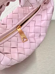 Description BTG VNT Mini Jodie Bag Pink, For Women, Bags 11in/28cm 651876VCPP55903 Rep 1:1 Size: 23 x 28 x 8 cm / 9.1 x 11 x 3.1 inches (Height x Width x Length) Mini intrecciato top handle bag Single compartment Zipper closure Includes dust bag. This product is of the best quality. Bv Mini Jodie, Mini Jodie Bag, Jodie Bag, Mini Jodie, Louis Vuitton Shirt, Bottega Veneta Bags, Stylish Handbags, Luxury Products, Handle Bag