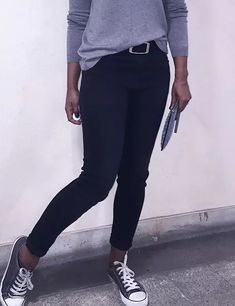 How to tuck in a shirt with a navel tuck How To Properly Tuck In A Shirt Women, Front Tuck Shirt, Tucked In Shirt Outfit, Tuck In A Shirt, Classy Lady, Fashion Petite, Shirt Tucked In, Shirts For Leggings, Create Shirts