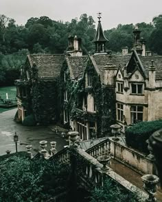 an old building with ivy growing on it's roof