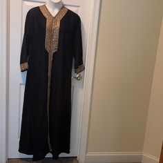 Very Pretty Unbranded Kimono Abaya. Can Be Worn Alone With Buttons Closed And Can Be Paired With Camisole And Leggings Or A Sleeveless Long Dress. The Last Press Button Is Missing. Got From The Store Like That. Very New, Never Worn. Black/Gold Xxl Traditional Black V-neck Abaya, Festive Black Thobe With Dabka Embroidery, Black Long Abaya, Festive Black Maxi Thobe, Festive Black Maxi-length Thobe, Black Tunic Abaya For Eid, Festive Long Black Abaya, Fitted Traditional Black Abaya, Festive Black Tunic Kaftan