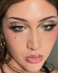 Coloured Graphic Liner, Industrial Colour Palette, Candy Lip Gloss, Pure Makeup, Longer Nails, 2022 Makeup, Cool Makeup Looks, Green Makeup