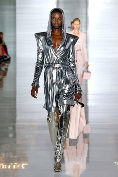 Metallic Clothing, Silver Outfit, Sparkle Fashion, Grace Jones, Metal Clothing, Pierre Balmain, Summer Fashion Trends, 2019 Fashion