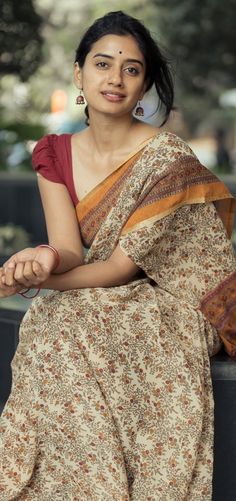 Casual Saree Look, Simple Saree Designs, Fashionable Saree, Cotton Saree Blouse, Traditional Blouse Designs, Cotton Saree Designs, Fashionable Saree Blouse Designs, Indian Saree Blouses Designs