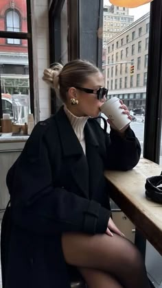 Timeless female old money winter fashion pics. Achieve effortless elegance with classic pieces that exude luxury and sophistication. Looks Adidas, 00s Mode, Adrette Outfits, Winter Mode Outfits, Stile Casual Chic, New York Outfits