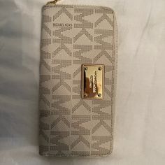 Brand New Condition. Luxury Michael Kors Bifold Bags, Elegant Evening Wallets By Michael Kors, Chic Michael Kors Wallets For Everyday Use, Elegant Everyday Wallets With Logo, Elegant Wallets With Logo, Elegant Michael Kors Clutch For Travel, Elegant Michael Kors Evening Wallets, Chic Tan Wallet For Travel, Elegant Evening Michael Kors Wallets