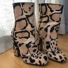 Stunning Unique Chic Gucci Cowhide Boots Gucci Brown Ankle Boots, Chic Brown Gucci Boots, Gucci Brown Boots For Fall, Cowhide Boots, Gucci Store, Print Boots, Shoes Gucci, Animal Print Fashion, Chic Leather