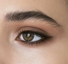 Trucco Smokey Eye, Bentuk Alis, Best Makeup Tutorials, Movie Makeup, Eyeliner Tips, Cat Eye Makeup, Makeup Tutorial Eyeshadow