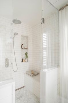 White Simple Bathroom, Floor Tile For Bathroom Ideas, Limestone Shower Tile, Primary Bathroom Ideas Timeless, Marble Shower Floor, Tiled Niche, Shower Cubicle, Mosaic Marble, Master Bath Shower