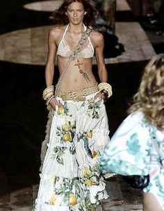 Roberto Cavalli Runway, Crocodile Belt, Hippie Look, Model Aesthetic, Milan Fashion Weeks, Couture Runway, Runway Pictures, Runway Collection, Runway Show