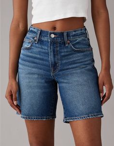 Bermuda Shorts Outfit Women, Bermuda Shorts Outfit Summer, Denim Bermuda Shorts Outfit, Long Denim Shorts Outfit, Bermuda Shorts Outfit, Modest Shorts, Long Denim Shorts, Jean Short Outfits, Denim Shorts Outfit