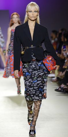 VERSACE Spring 2019 Ready-To-Wear Look #12 featuring NATASHA POLY / MILAN FASHION WEEK Moda Over 50, Women's Runway Fashion, Versace Fashion, Milano Fashion Week, Versace Bags, Creative Thinking, Fashion Show Collection, Fashion Over 50