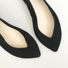 "These Pointy Toe Ballet Flats in Italian leather are so chic + super comfortable! 90s cut pointy toe flats, minimal chic, pair them with skinny jeans or wear them to add a stylish touch to every look! ► Made to order ballet flats, I will be delighted to personally handcraft a pair especially for you! ► Upper in buttery soft Black Italian leather suede ► Available in many colors, browse through my shop and let me know your favorite one, I can craft your pair in the color you prefer! https://www. Pointy Shoes, Pointy Toe Flats, Textile Bag, Pointed Toe Flats, Minimal Chic, Ballet Flat Shoes, Soft Black, Handmade Shoes, Italian Leather