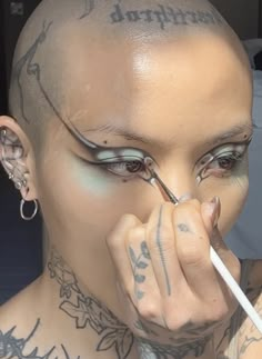 Dystopian Makeup, Crazy Eyeshadow Looks, Goth Punk Makeup, Artistic Makeup Ideas, Crazy Eyeshadow, Abstract Makeup, Performance Makeup