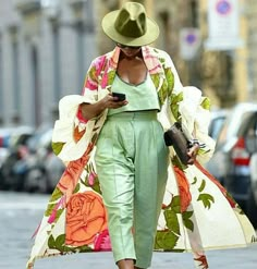 Hashtag #thebestoftheyear en Instagram • Fotos y vídeos Art Show Outfit Summer, Colorful Outfit Ideas Plus Size, Comfy Chic Outfits Summer, Mode Kimono, Afrikaanse Mode, Vacation Fashion, Maxi Skirts, Mode Inspiration, Outfits Casuales