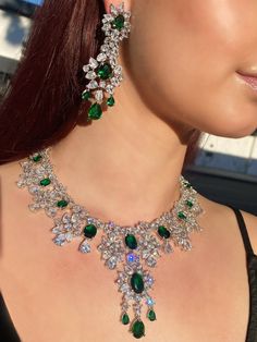 Green Dimond Neckless, Green Teardrop Jewelry For Evening, Exquisite Green Evening Jewelry, Emerald Earrings Indian, Emerald Accessories, Green Diamond Necklace, Green Emerald Jewelry, Emerald Jewelry Necklace, Emerald Jewelry Set