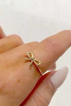 A thin gold ring with a charming bow design, perfect for adding a touch of elegance to any outfit. ✦ Note: All images are sourced from various creators and are shared for inspiration only.✦ Gold Womens Jewelry, Jewellery Rings Gold, Cheap Cute Jewelry, Simple Cute Jewelry, Bow Ring Gold, Cute Gold Accessories, Cute Girly Jewelry, Cute Jewelry Gold, Jewelery Aesthic