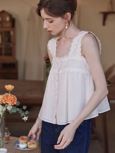 Damasco Boho Collar  Algodão Simples Colete Embellished Não elástico  Tops, blusas e camisetas para Mulheres Pinterest Wardrobe, Babydoll Tops, Simple Retro, Diy Crochet Projects, Ruffle Collar, Diy Dress, Love Style, Babydoll Top, Fluffy Animals