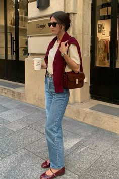 Transitional Outfits Winter To Spring, Mary Janes Styled, Preppy Casual Outfits, Cold Spring Outfit, Flowy Fashion, Simple Street Style, Office Blue, Germany Style, Spring Coffee