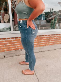 Judy Blue Jeans Outfit, Mommy Outfits Casual, Jeans And Bodysuit, Cute Outfits Ideas, Super Cute Outfits, Blue Jean Outfits, Plus Size Fall Outfit, Flattering Jeans, Blue Paint Colors