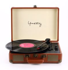 an old record player with its case open and the word yaastty on it