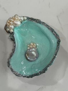 an agate shell with pearls on it