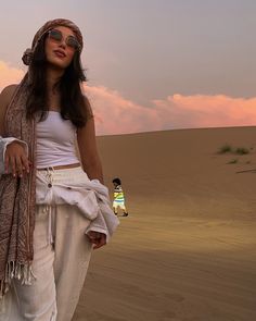 𝖢̧𝗈̈𝗅𝖽𝖾𝗒𝗂𝗆 𝖼̧𝖾𝗄𝗆𝗂𝗒𝗈𝗋 📴 . . . . . . . . . . #desert #desertsafari Desert Style Fashion, Egypt Outfits, Desert Outfit, Egypt Trip, Desert Trip, Desert Style, Desert Fashion, Egypt, Style Fashion