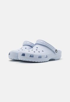 Crocs CLASSIC UNISEX - Zuecos - dreamscape Crocs Colors, Light Blue Crocs, Crocs Aesthetic, Girly Christmas Gifts, Blue Crocs, Crocs Fashion, Pretty Sneakers, Xmas Wishlist, Cute Slippers