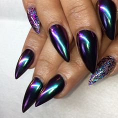 New set of baby stilettos for @wrappedinjules ☺️☺️☺Chameleon Chrome (duochrome) pigment from @wildflowersnails. This color is called… Matte Black And Chrome Nails, Chameleon Chrome Nails, Duochrome Nails, Wicked Nails, Chameleon Nails, Awesome Nails, Galaxy Nails, Mermaid Nails, Pretty Nail Art