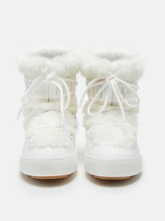 Discover the LTRACK TUBE FAUX-FUR WHITE BOOTS for women now on the Moon Boot® official website. Padded Boots, Boots Moon, Womens White Boots, Moon Boot, Skiing Outfit, Italian Shoes, Girly Shoes, Shoe Company, Moon Boots