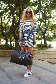 Travel outift - T-shirt striped dress, adidas sneakers, travel bag, sunnies, Frends headphones How To Wear Sneakers, Transition Outfits, Looks Street Style, Travel Outfits, Looks Style, Fashion Mode