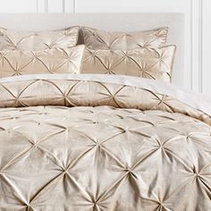 the comforter is clean and ready to be used in this bedding set,