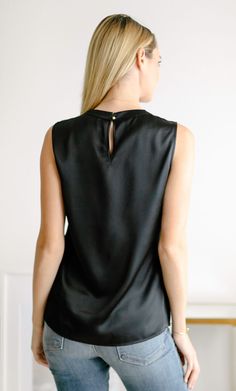 Meet the perfect silk shell top. 100% luxury charmeuse silk. This elevated silk tank can be worn alone or under your favorite blazer – you'll look equally fabulous either way. Elegant and classy with a versatile and minimalist silhouette. Silk Cami Outfit, Blouse Outfit Ideas, Silk Top Outfit, Silk Blouse Outfit, Casual Office Attire, Cami Outfit, Outfit Reference, Satin Pjs, Silk Clothing