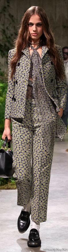 #GucciResort2025 #Fashionrunway #Runway2025 Resort 2025, Business Professional Outfits, Resort Fashion, Work Chic, Professional Outfits, Fancy Outfits, International Fashion, Suit Fashion, Fashion Classy