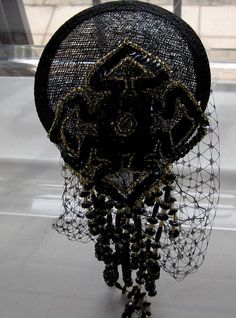 Black and Gold Beaded Flower Sinamay Fascinator Hat with Veil and Satin Headband, for weddings, part Adjustable Gatsby Evening Headpiece, Adjustable Gatsby Style Costume Hats For Evening, Adjustable Gatsby Style Evening Costume Hat, Flapper Style Mini Hats For Kentucky Derby Evening, Gatsby Style Evening Fascinator Headband, Flapper Style Fascinator For Kentucky Derby Evening, Gatsby Style Headband Hat For Evening, Evening Gatsby Style Fascinator Headband, Flapper Hat Headpiece For Party