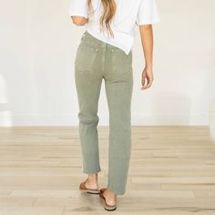 ULTRA HIGH RISE 90’S OLIVE STRAIGHT JEANSCOLOR DENIMCOMFORT STRETCHZIPPER FLYOLIVE COLOR DYEFRONT RISE 12, INSEAM 27 1/2 IN SIZE 5/2699.3% COTTON, 0.7% SPANDEX11.5 OZ Womens Colored Jeans, Minimalist Clothing Style Women, Green Jeans Outfit For Women, Olive Pants Outfit Spring, Simple Women Outfits, Casual Daytime Outfits, Color Jeans, Midsize Mom Fashion, Cute Casual Outfit