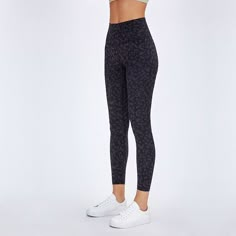 This is a sleek, sporty, and sexy running suit with features like a figure-flattering, athletic cut. This is made from light and breathable fabric that keeps you cool and dry. Do you wanahavit? Since it's new updated prints crafts, butter soft naked-feel fabrics and added prints on it.Normally only polyester+spandex can do prints leggings. Many customer asked us do camo prints in naked-feel fabric. Chic Activewear, Baggy Outfits, Cute Middle School Outfits, Pants Outfit Ideas, Squat Proof Leggings, Black Workout Leggings, Fitness Activewear, Leggings Outfits, Perfect Tan